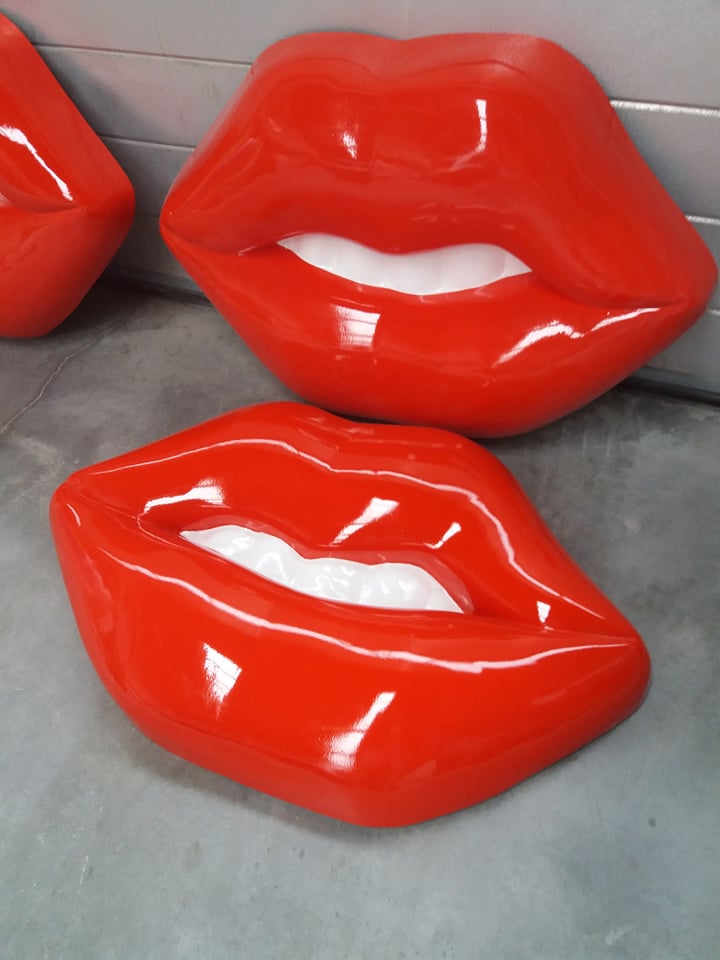 red lips, glossy lips, sweet lips,XL lips, 3D mouth, 3D lips, lip art, large lips in fiberglass, lips in eps, lips in styrofoam,lipstick, big lipstick, XL lipstick, rouge à lèvres, gros rouge à lèvre, large lipstick,  wall decoration, shop decoration, white teeth, teeth in eps, teeth in fiberglass, mouth advertisement, lipeyecatcher, lip blowup, XL lips, handicraft, gag, propmaker, wall prop, dancing decoration, 3D lips, lips sculpt,rote lippen, große lippen aus polyester, lippen aus eps, lippen aus styropor, wanddekoration, ladendekoration, weiße zähne zähne aus eps, zähne aus polyester, mundwerbung, lippenfänger, lippenexplosion, xl lippen, kunsthandwerk, knebel, propmaker, wandstütze, tanzdekoration, 3D Lippen, Lippenskulptur