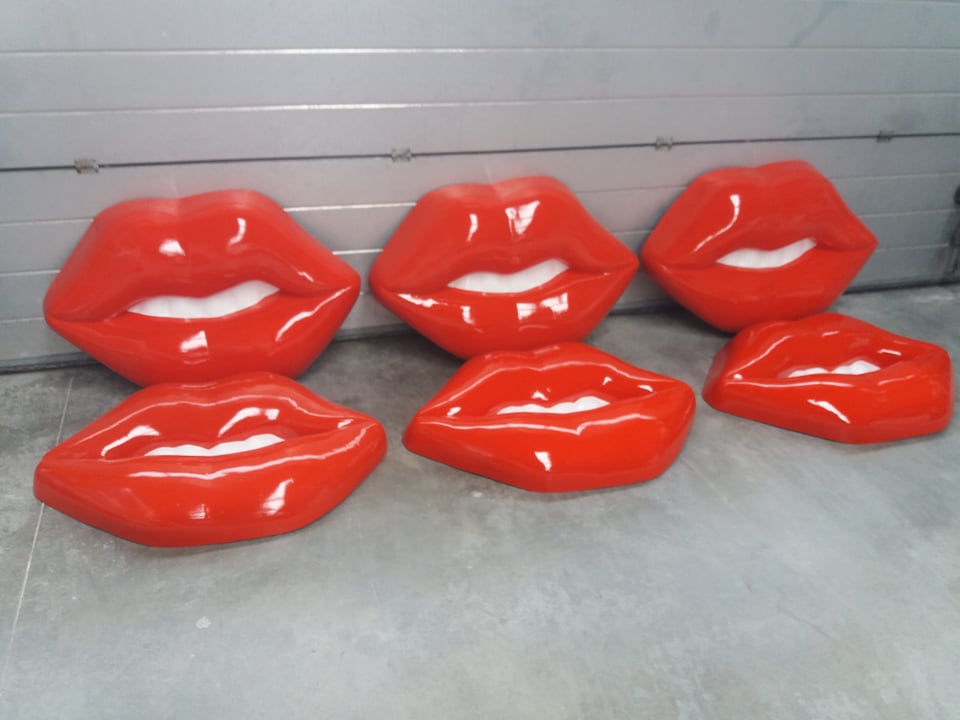 rode lippen, grote lippen in polyester, lippen in eps, lippen in piepschuim, muurdecoratie, winkeldecoratie, witte tanden tanden in eps, tanden in polyester, mondreclame, lipeyecatcher, lip blowup, XL lippen, handwerk, prop, propmaker, muurrekwisiet, dancingdecoratie, 3D lippen, lippen sculpteren