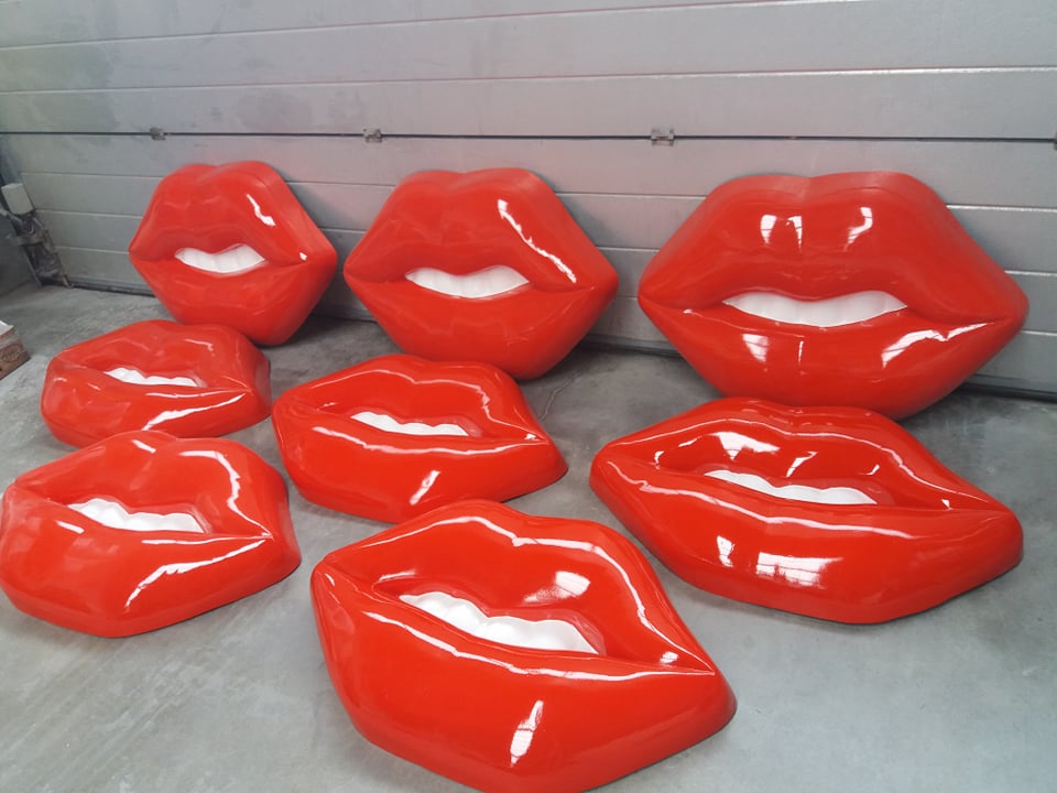 rode lippen, grote lippen in polyester, lippen in eps, lippen in piepschuim, muurdecoratie, winkeldecoratie, witte tanden tanden in eps, tanden in polyester, mondreclame, lipeyecatcher, lip blowup, XL lippen, handwerk, prop, propmaker, muurrekwisiet, dancingdecoratie, 3D lippen, lippen sculpteren