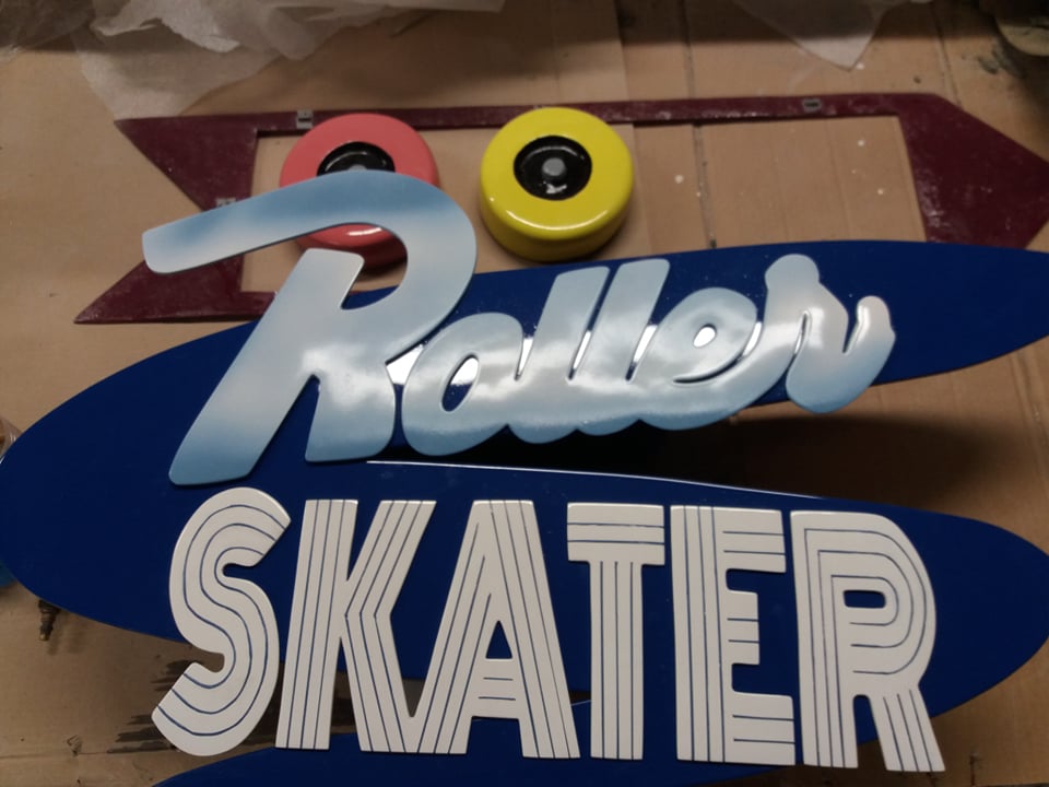 afbeelding van K3 roller skater, attractiebord, attractiebord roller skater, attractiebord K3, attractiebord plopsaland, thematisatie plopsaland,3D rolschaats, 3D bord, 3D reclame, toegangsbord K3 roller skater, 3D logo, logo, sculpteren, decorbouw, thematisatie, propmaker, propmaking, sculptuurwerk,afgieten, polyester afgieten, polyester vormgeving, eyecatcher